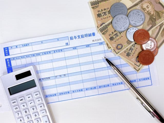 期間工の給料明細と電卓のイメージ